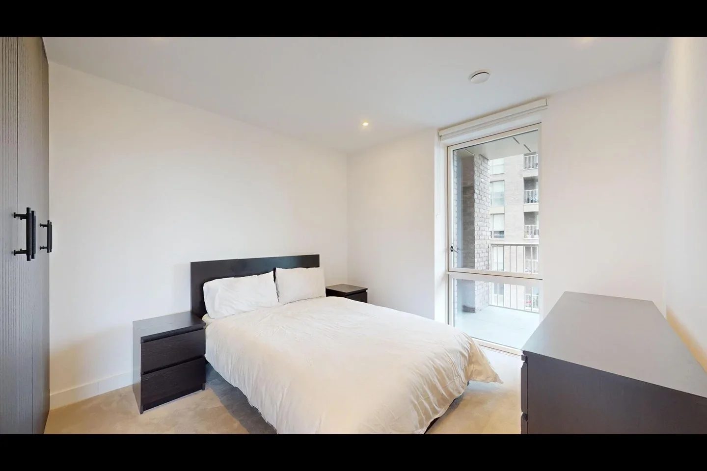 Flat Hanbury Road in Greater London