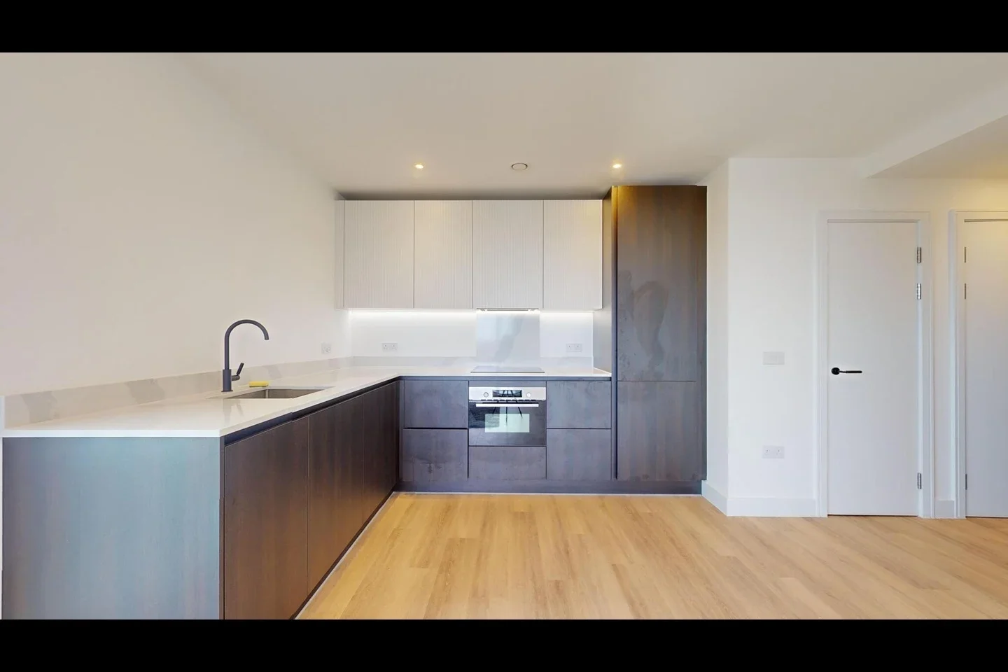 Flat Hanbury Road in Greater London