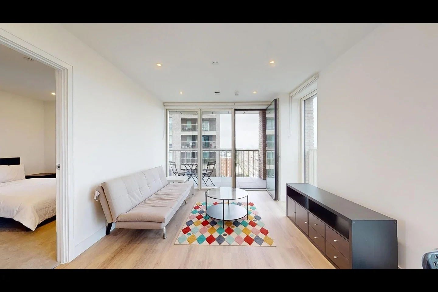 Flat Hanbury Road in Greater London
