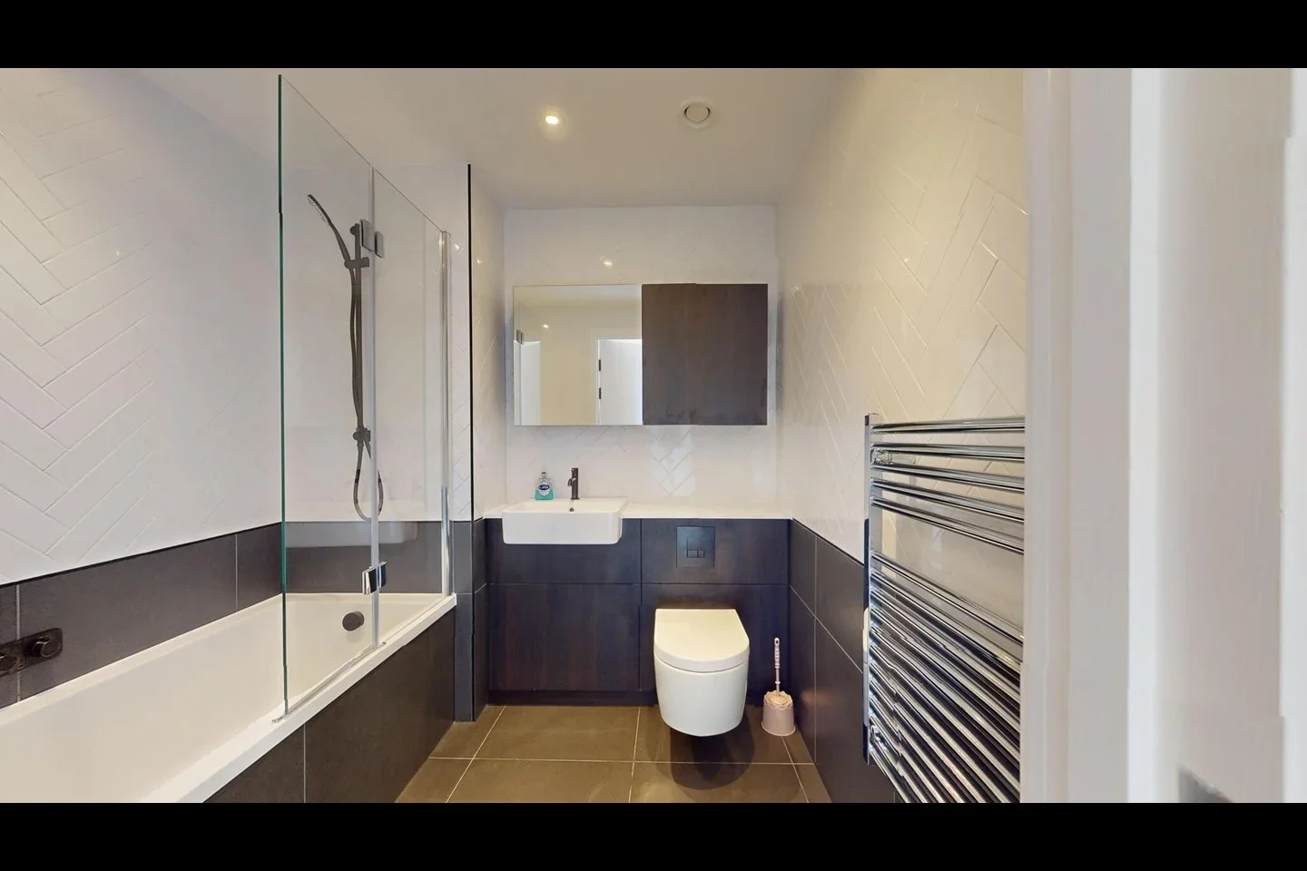 Flat Hanbury Road in Greater London