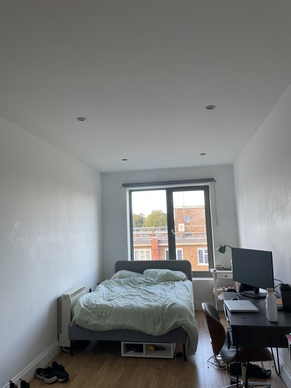 Flat Commercial Road in Greater London