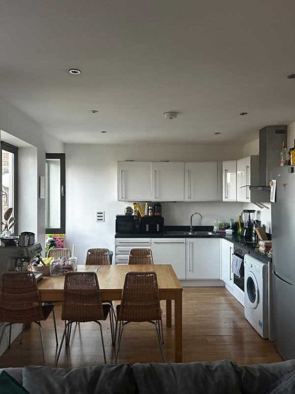 Flat Commercial Road in Greater London