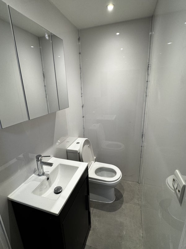 Room Westferry Road in Greater London