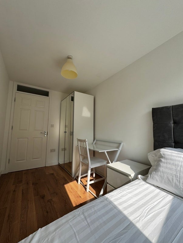 Room Westferry Road in Greater London