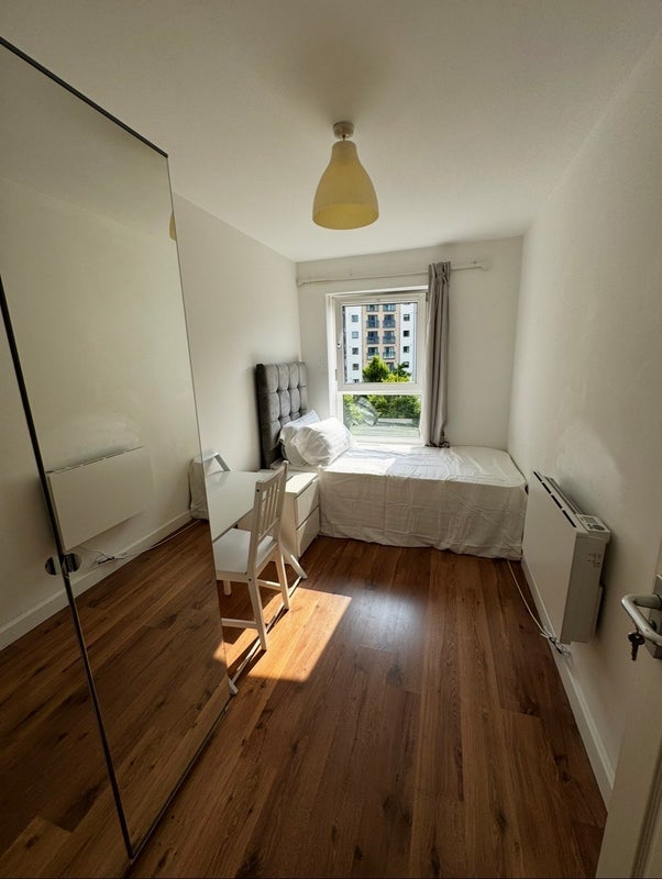 Room Westferry Road in Greater London