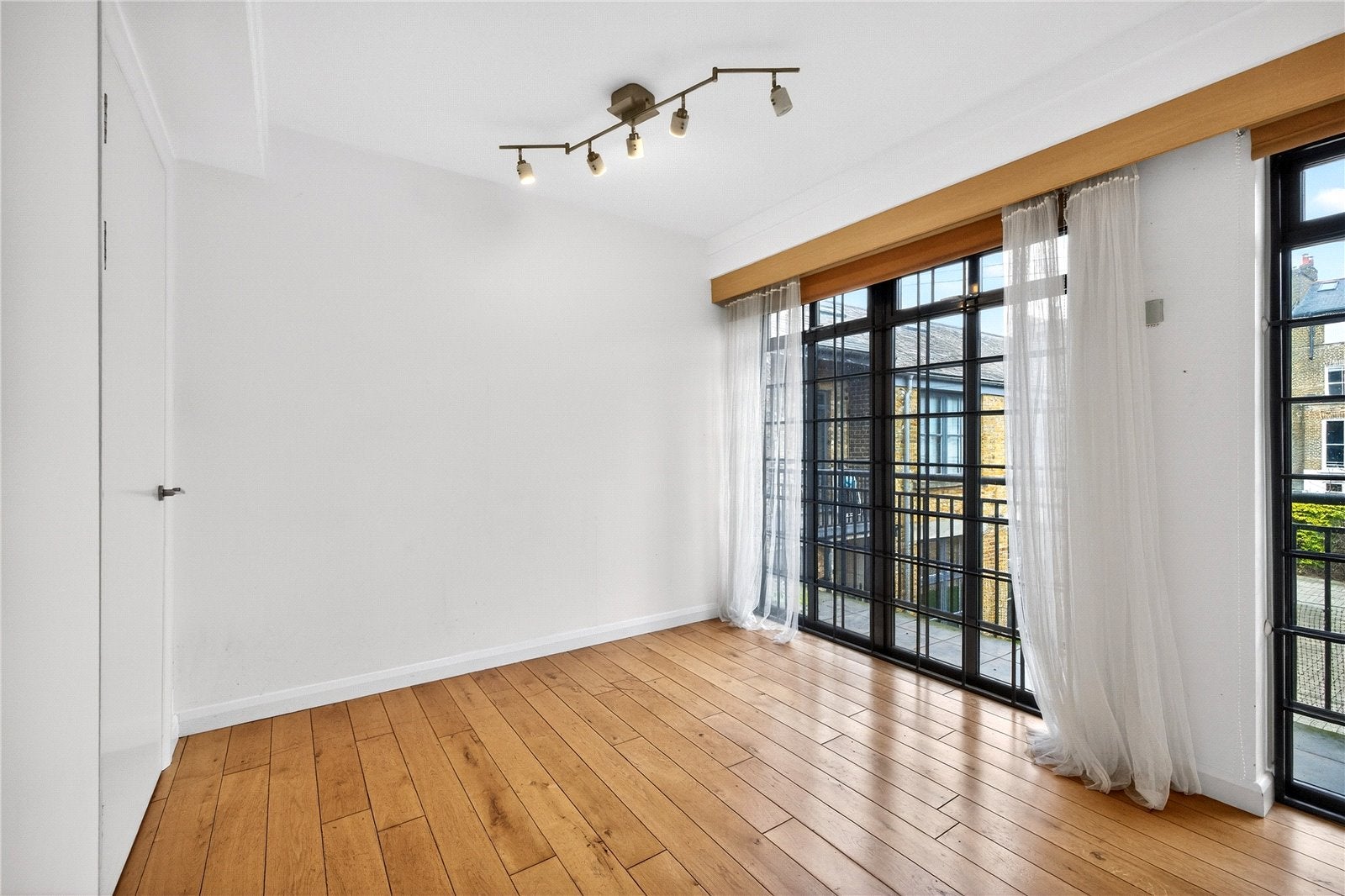 Flat St Paul's Crescent in Greater London