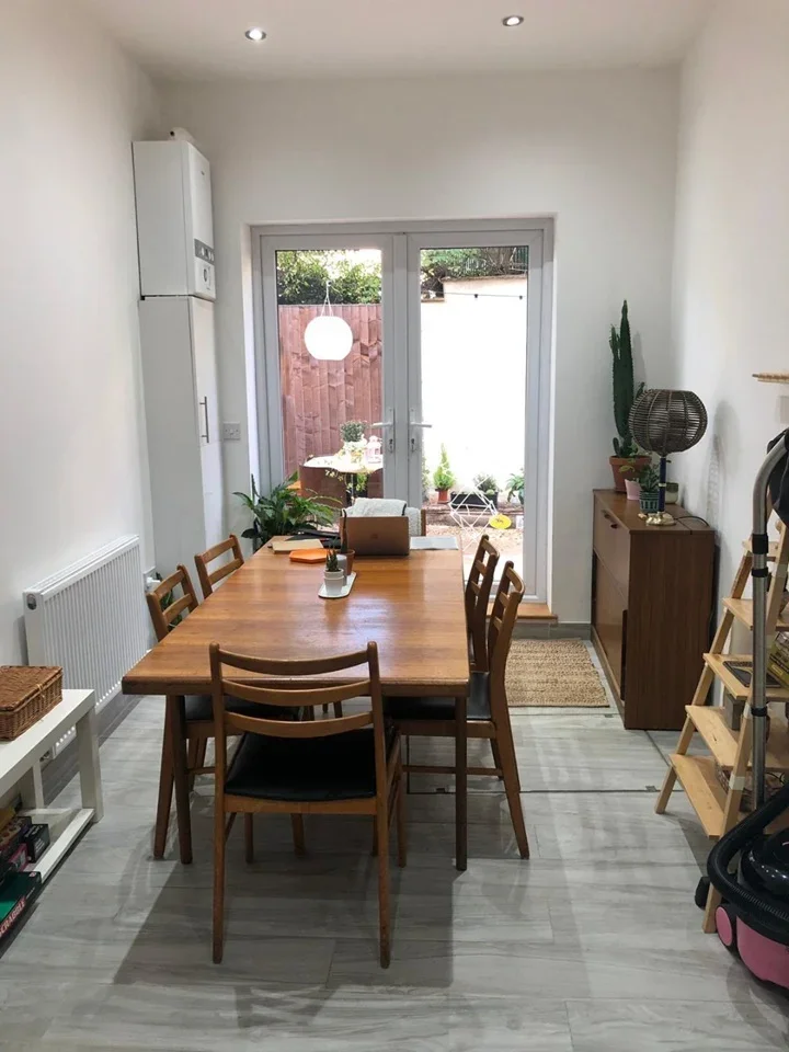 Flat Cecilia Road in Greater London