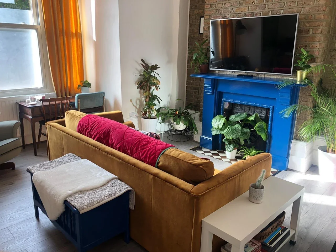 Flat Cecilia Road in Greater London