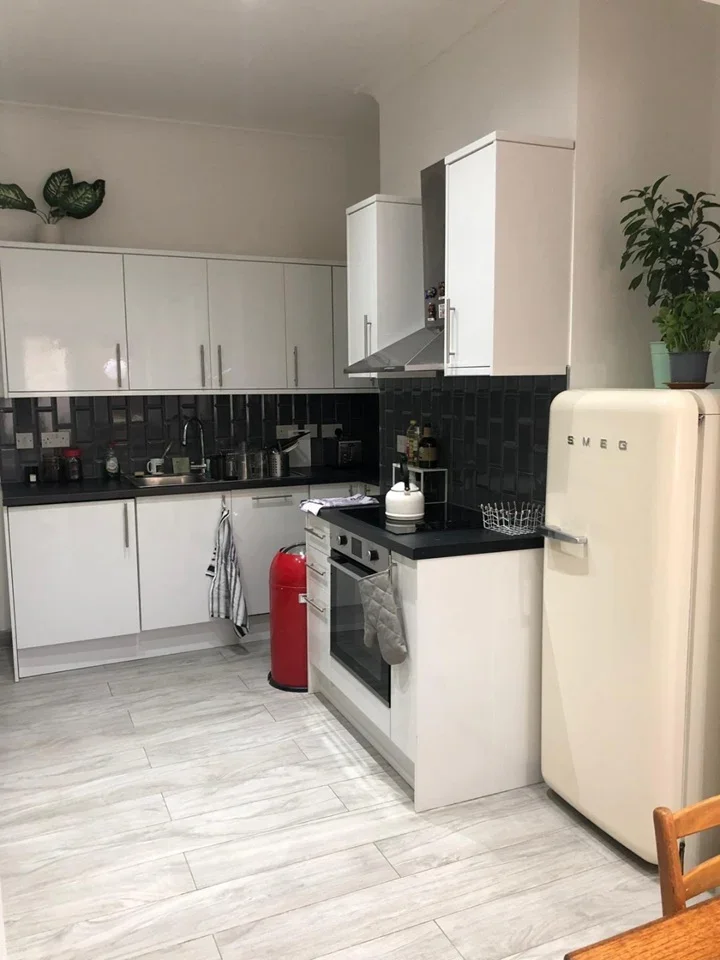 Flat Cecilia Road in Greater London