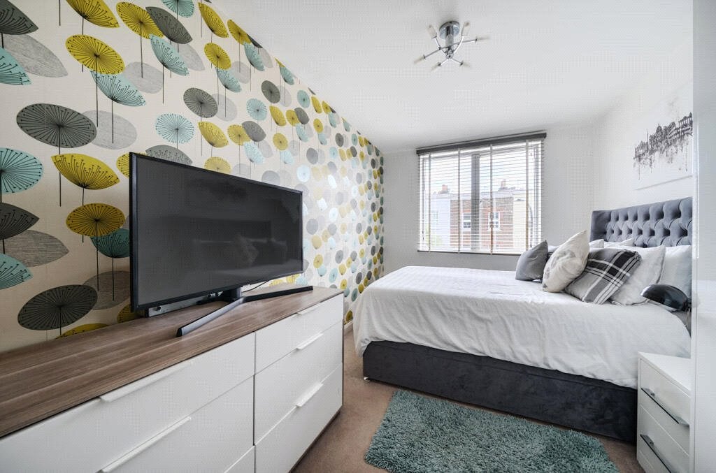 Flat Fortune Green Road in Greater London