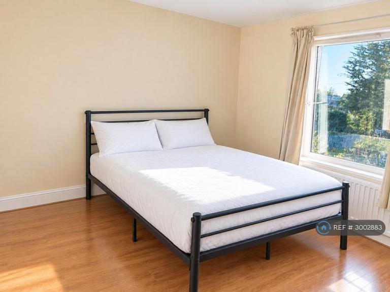 Room Bramford Road in Ipswich