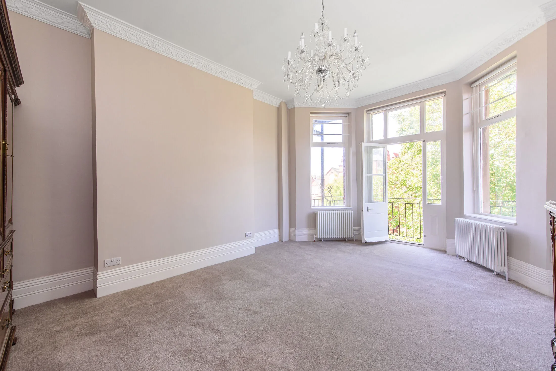 Flat Greencroft Gardens in Greater London