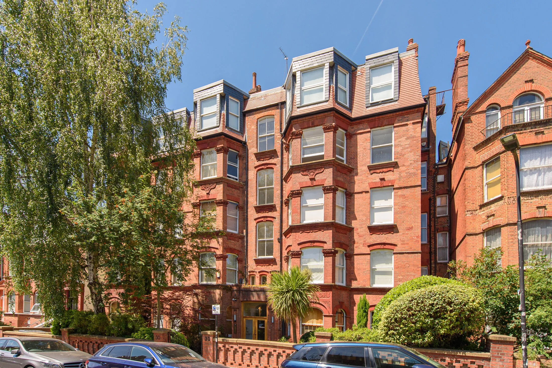Flat Greencroft Gardens in Greater London