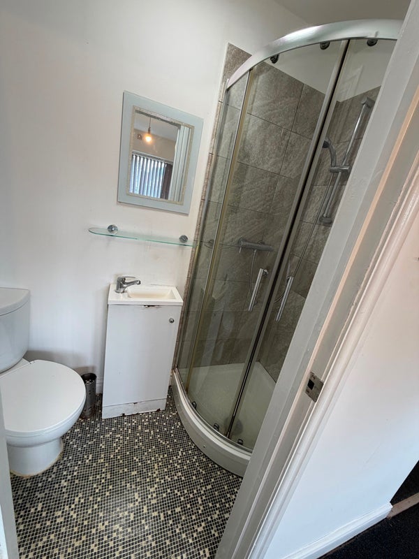 Room Whittle Drive in Salford