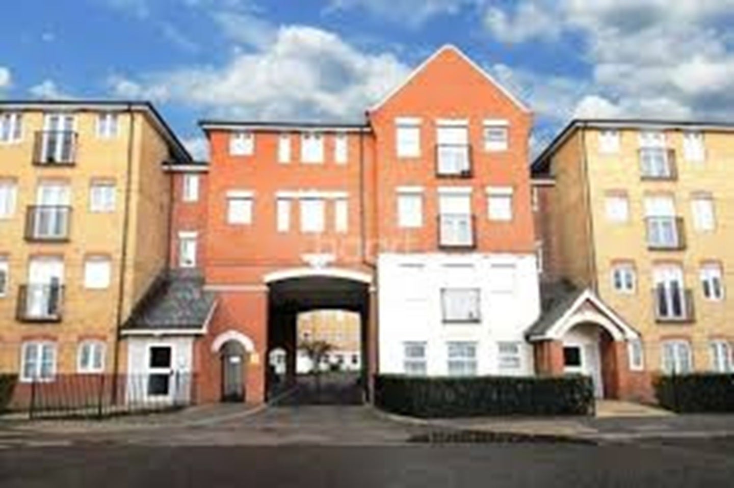 Flat Tanner Street in Greater London