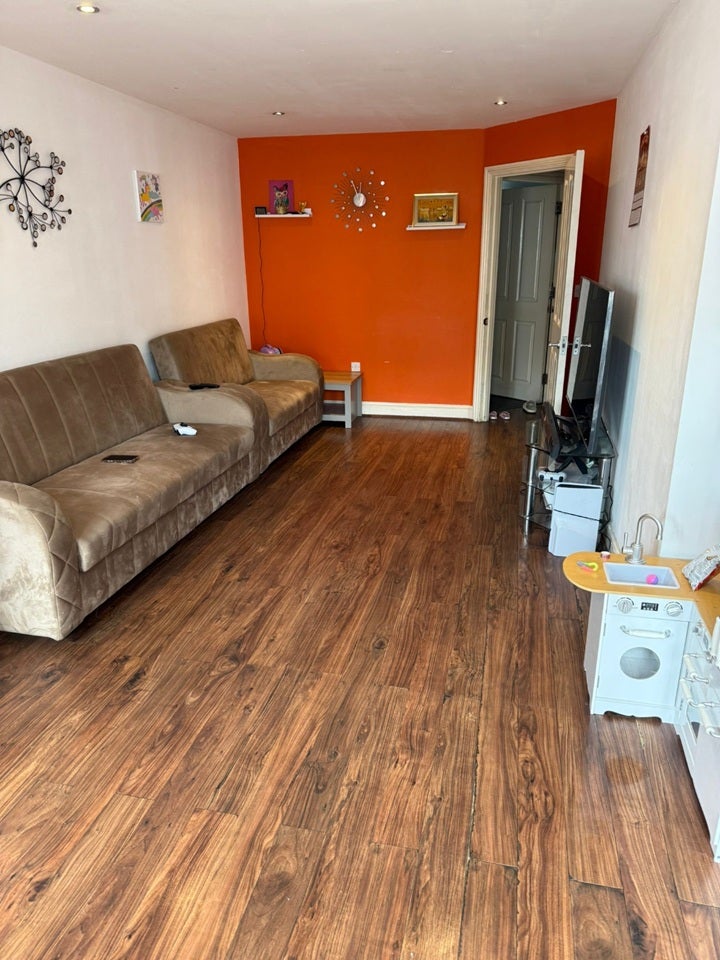 Flat Tanner Street in Greater London