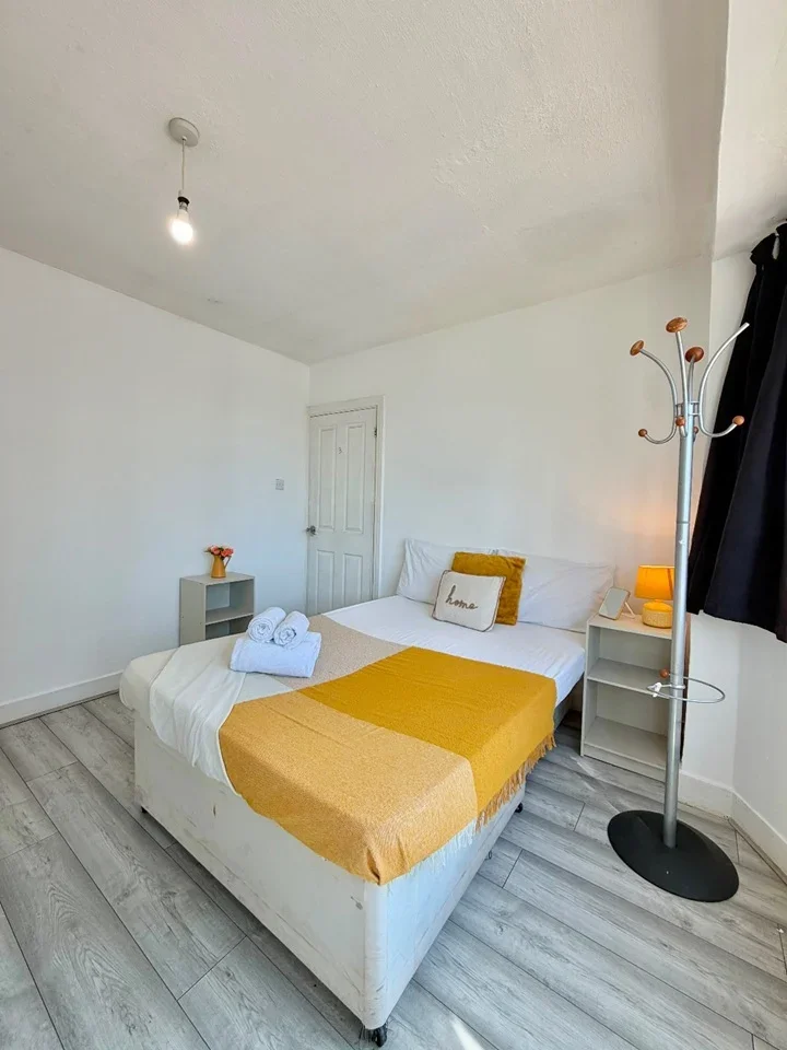 Room Mount Pleasant in Greater London