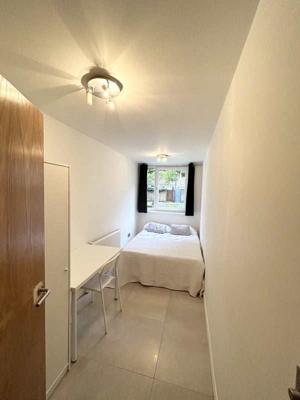 Room Burlington Close in City of Westminster
