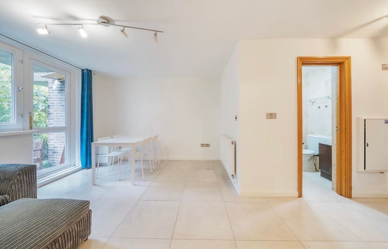 Room Burlington Close in City of Westminster
