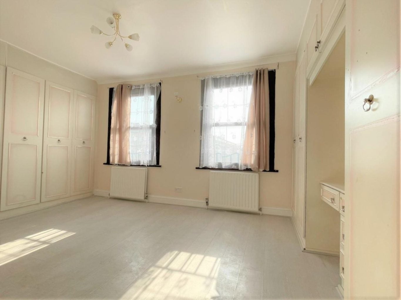 Flat Grange Road in Greater London