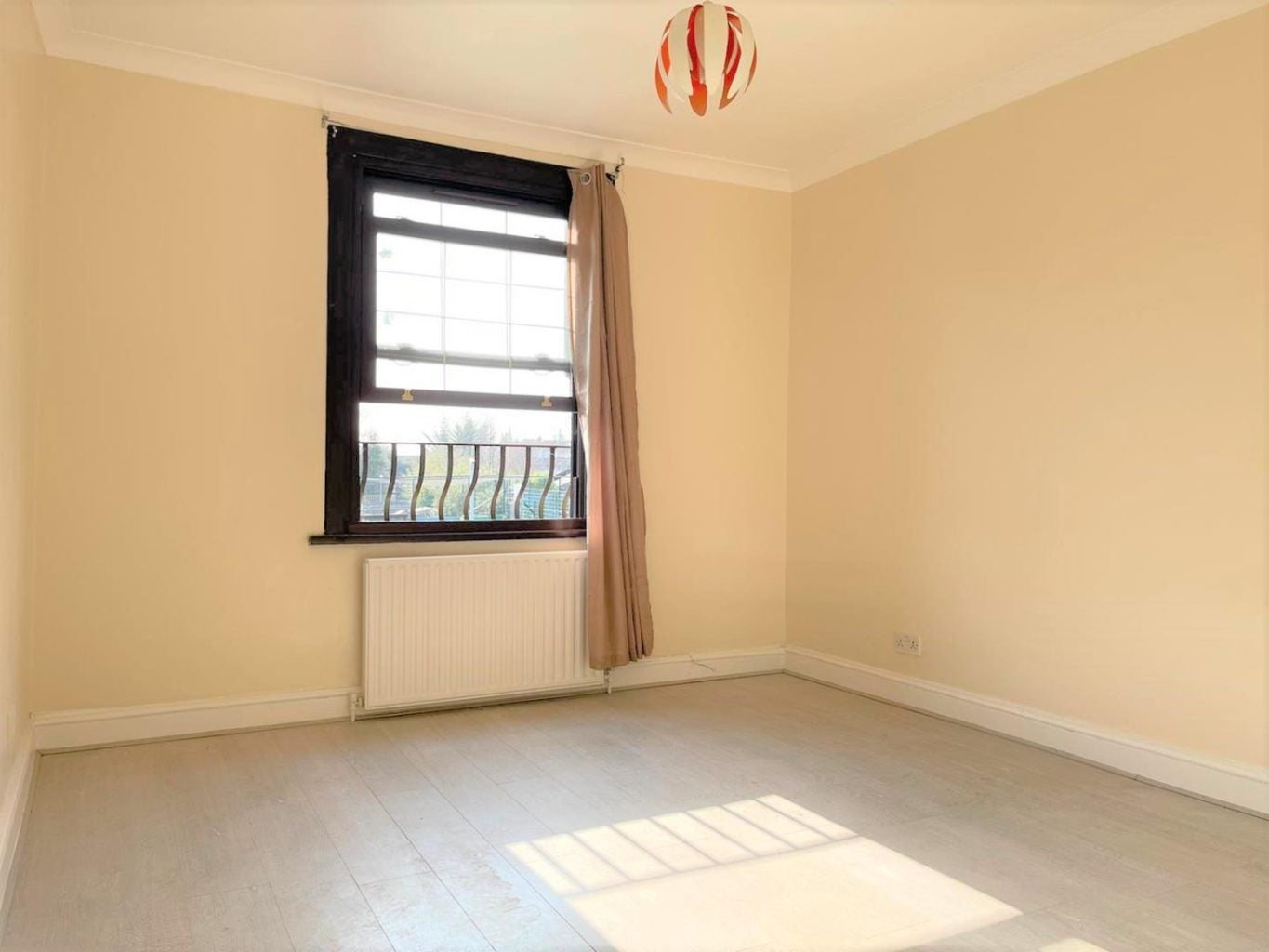Flat Grange Road in Greater London