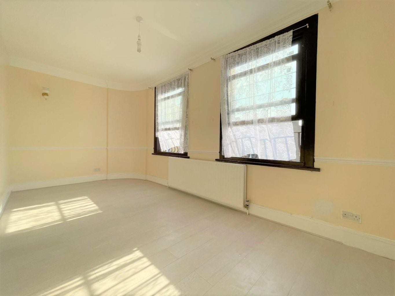 Flat Grange Road in Greater London