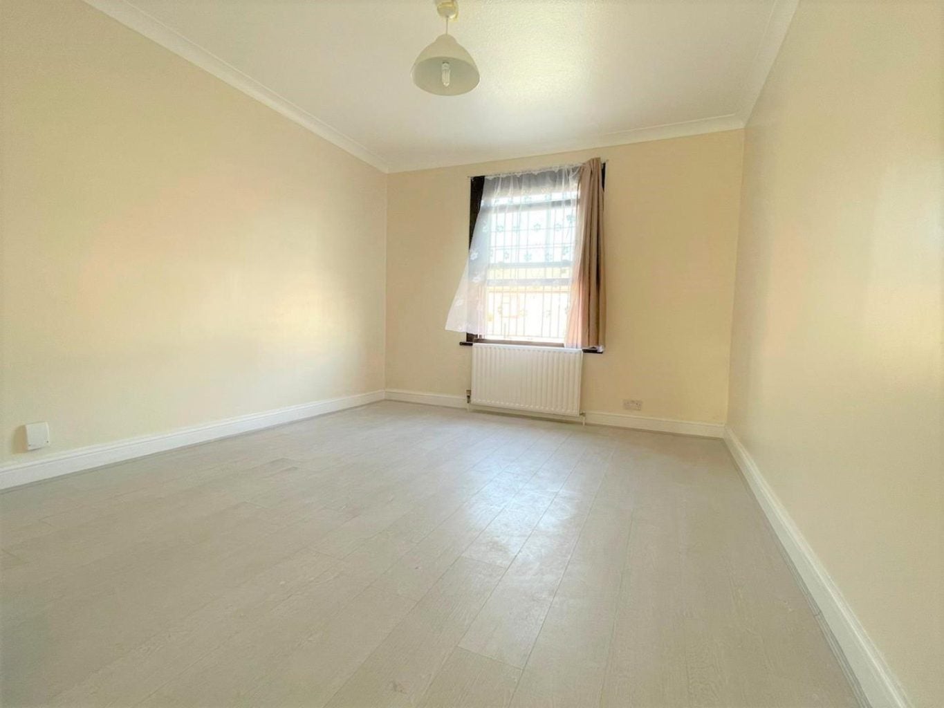 Flat Grange Road in Greater London