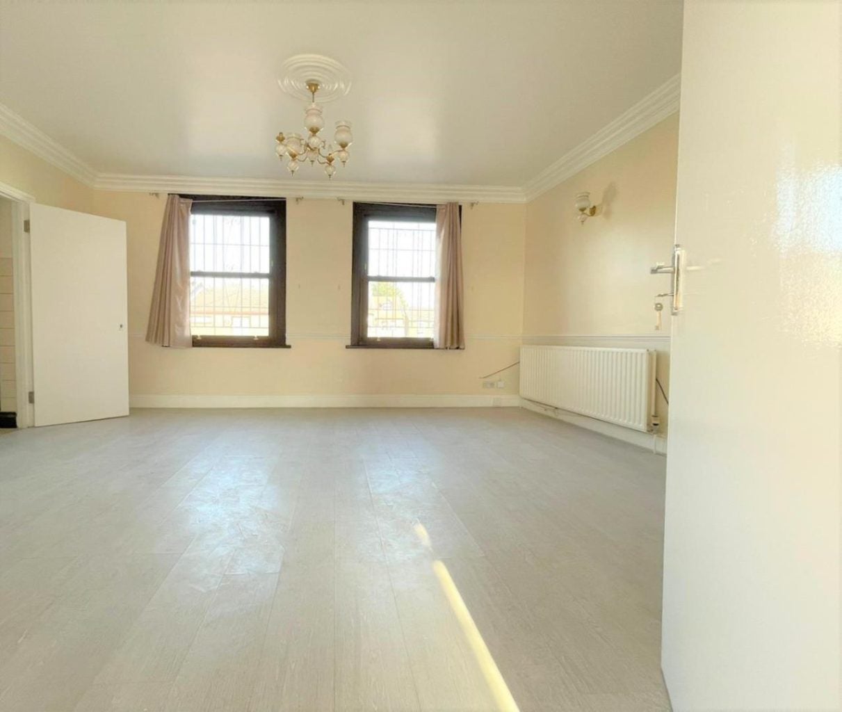 Flat Grange Road in Greater London