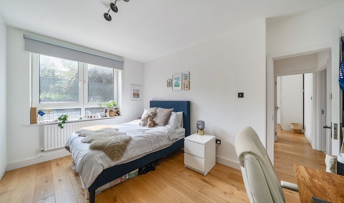 Flat Tanner Street in Greater London
