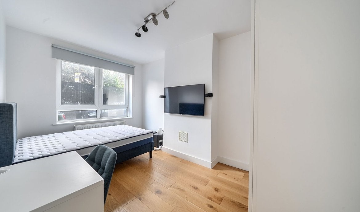 Flat Tanner Street in Greater London