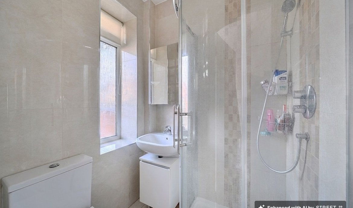 Flat Tanner Street in Greater London