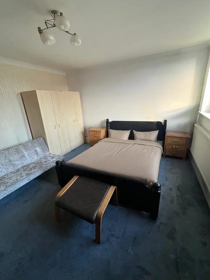 Room Wayford Street in Greater London