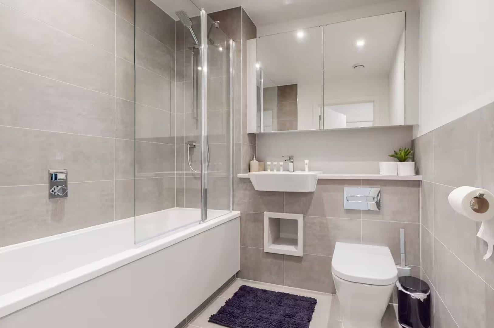 Flat Bramley Road in London