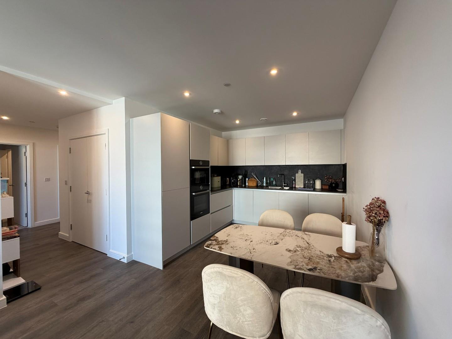 Flat Bramley Road in London
