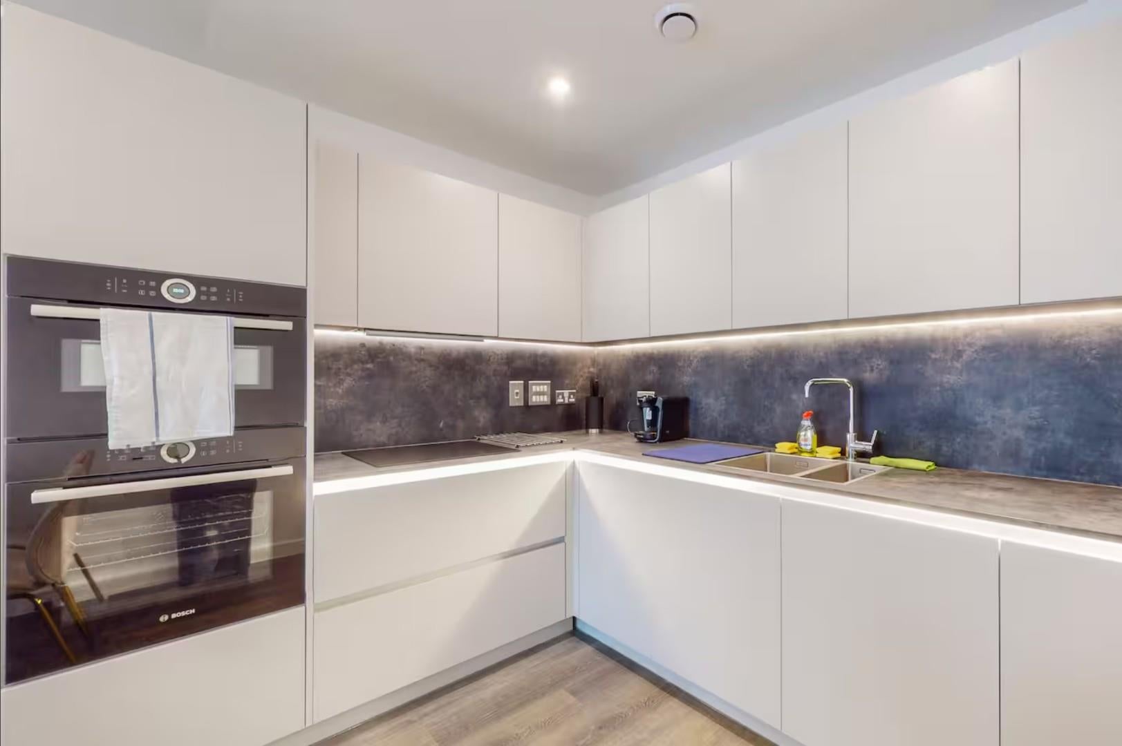Flat Bramley Road in London