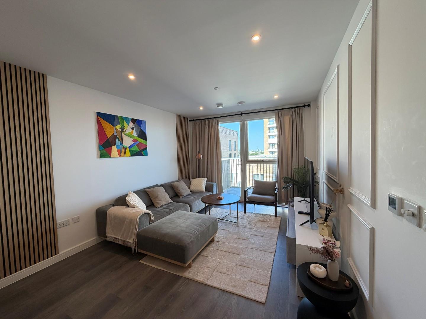 Flat Bramley Road in London