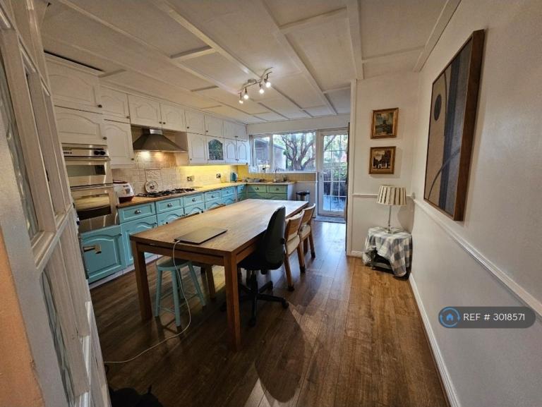 Room St. James' Close in Greater London