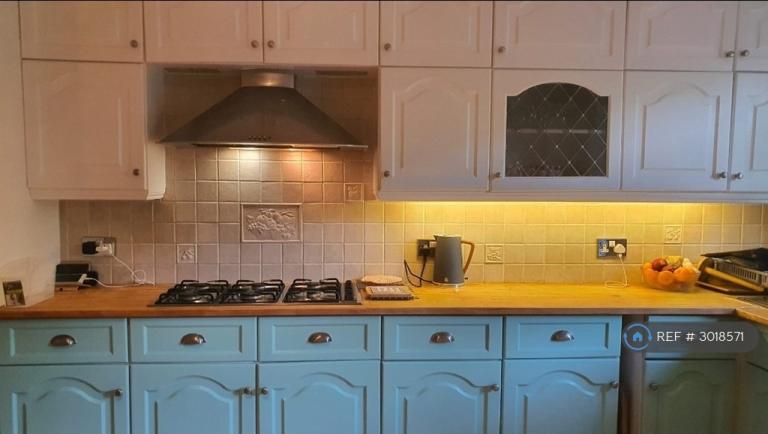 Room St. James' Close in Greater London