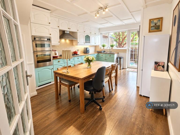 Room St. James' Close in Greater London