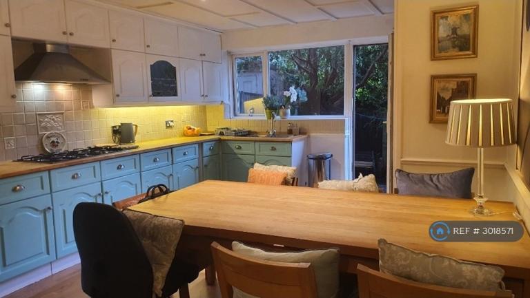 Room St. James' Close in Greater London