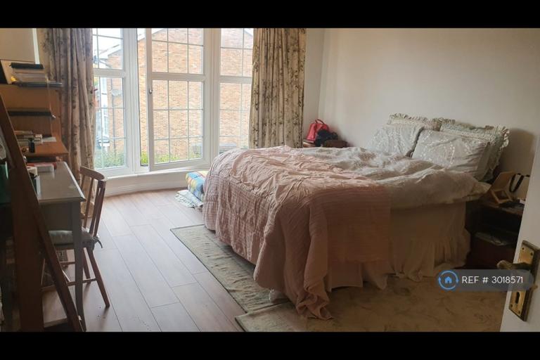 Room St. James' Close in Greater London