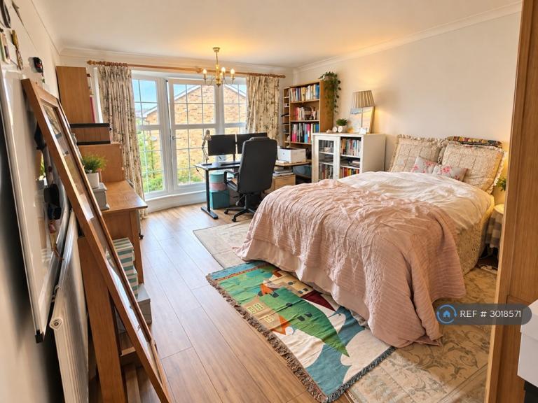 Room St. James' Close in Greater London