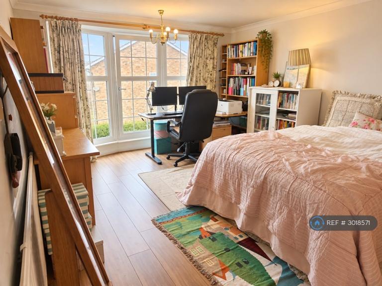Room St. James' Close in Greater London