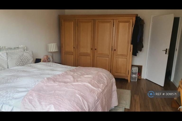Room St. James' Close in Greater London