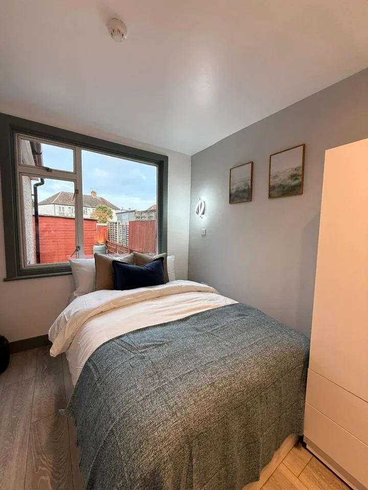 Room Saint Paul's Road in Borough of Runnymede