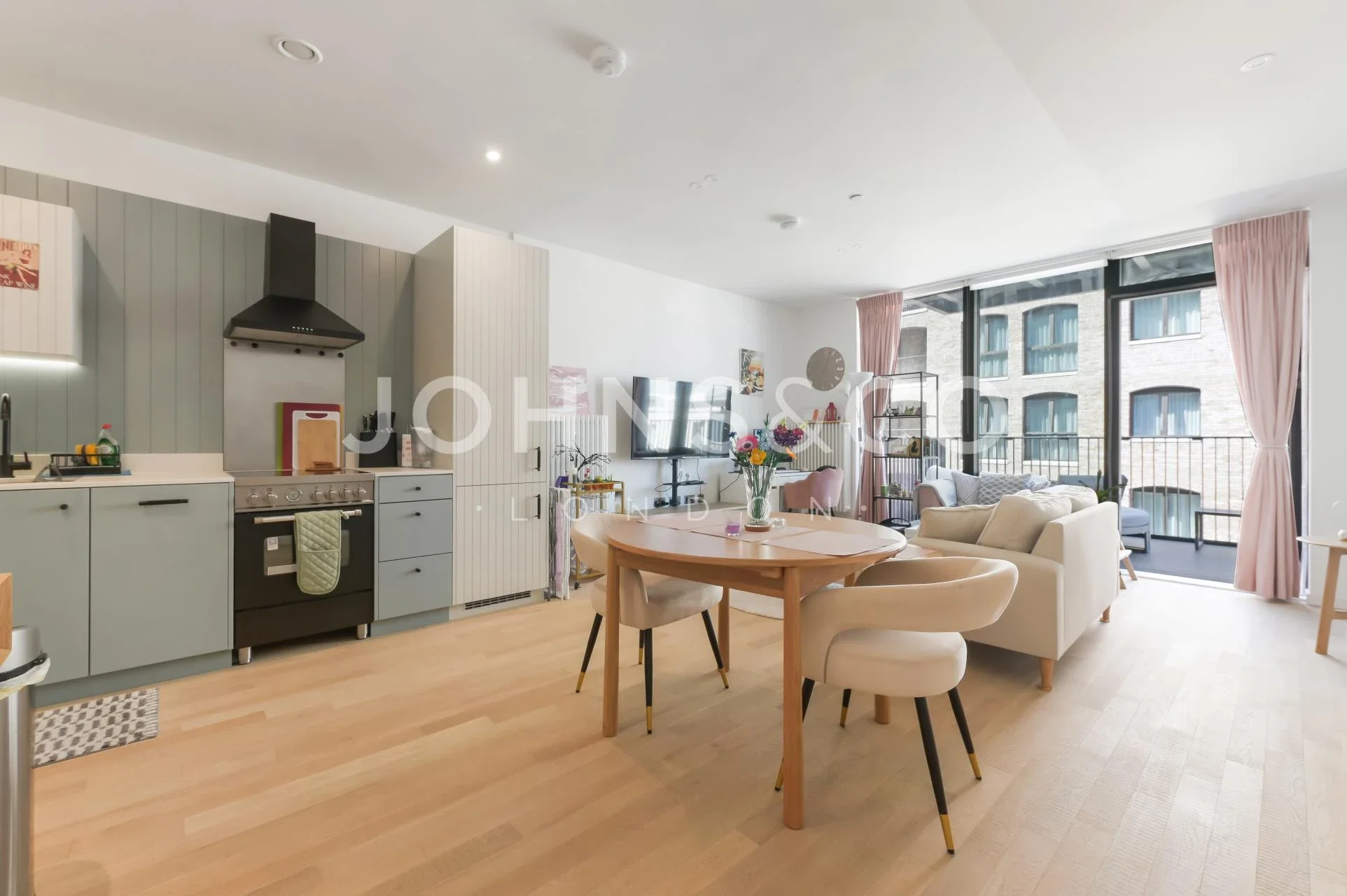 Flat Bradshaw Yard in Greater London