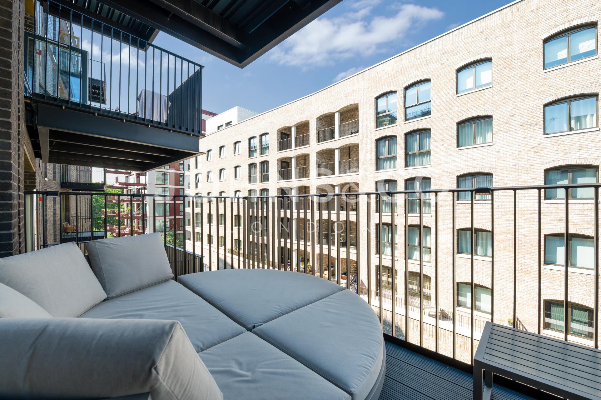 Flat Bradshaw Yard in Greater London