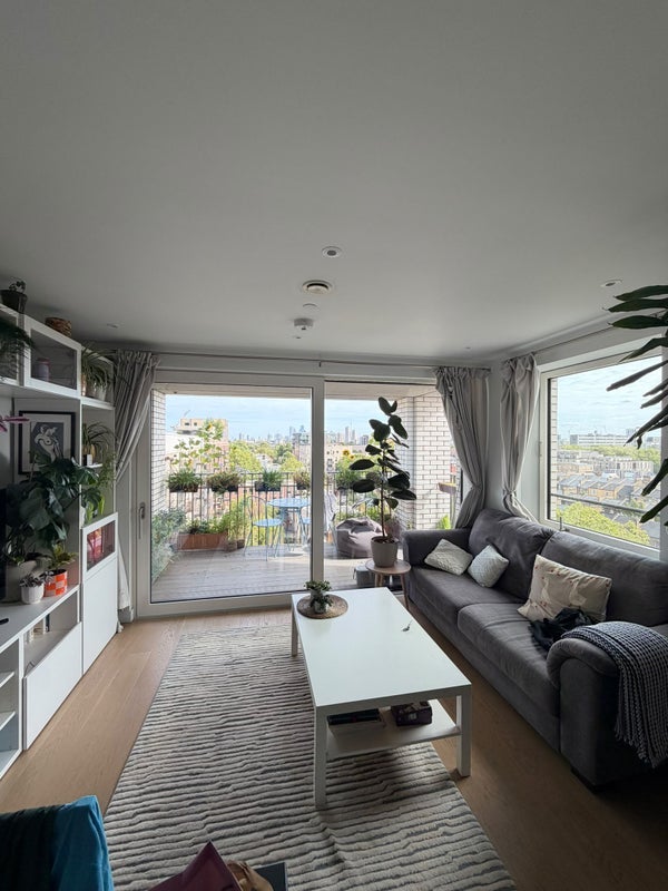 Room Sayer Street in Greater London