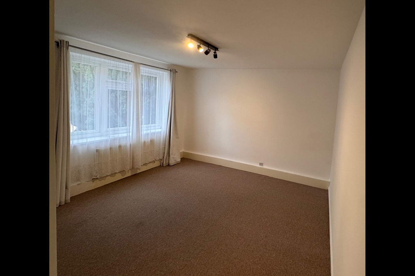 Flat Fox Lane in Greater London