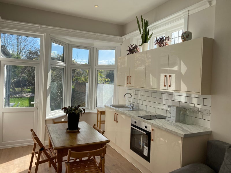 Flat Barrowgate Road in Greater London
